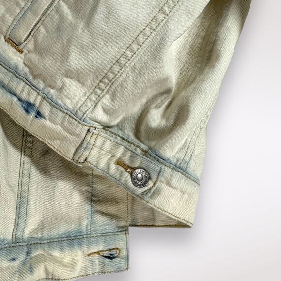 Levi’s Denim Jacket Women’s Size Medium Bleached Wash Long Sleeve Casual Short - Picture 8 of 9